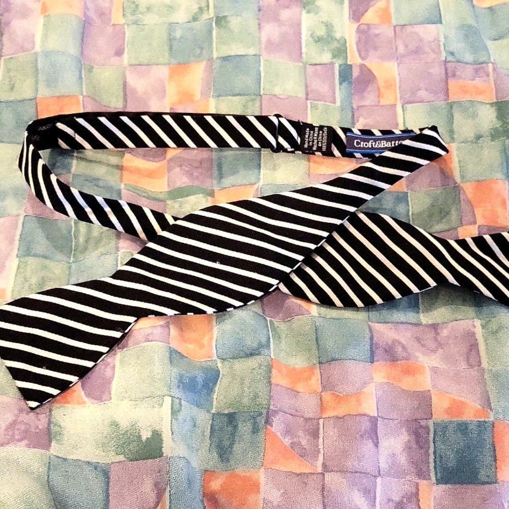 Adjustable bow tie. Black and white stripe